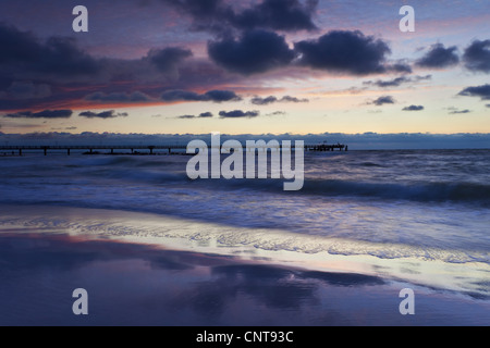 Les nuages de tempête sur la mer de l'Est à la tombée du jour, l'Allemagne, de Mecklembourg-Poméranie occidentale, mer Baltique, Wustrow Banque D'Images