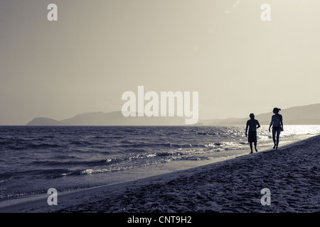 Couple en silhouette marcher sur la plage de Kalamaki Banque D'Images