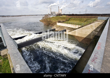 Emscher estuaire dans le Rhin avec Voerde power plant , l'Allemagne, en Rhénanie du Nord-Westphalie, Ruhr, Dinslaken Banque D'Images