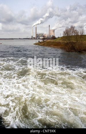 Emscher estuaire dans le Rhin avec Voerde power plant , l'Allemagne, en Rhénanie du Nord-Westphalie, Ruhr, Dinslaken Banque D'Images