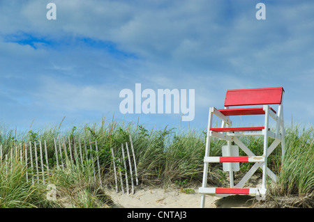 Le rouge et le blanc lifeguard présidence à Misquamicut State Beach à l'Ouest en France Banque D'Images