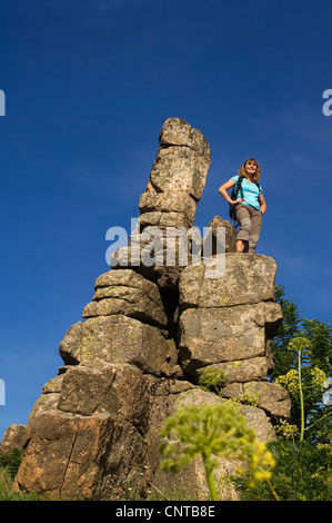 Femme debout sur un rocher en forme d'aiguille bizarrement la vue, la France, le Parc National des Cévennes Banque D'Images