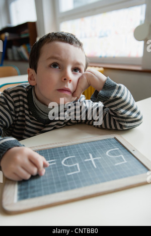 Garçon résoudre problème de mathématiques Banque D'Images