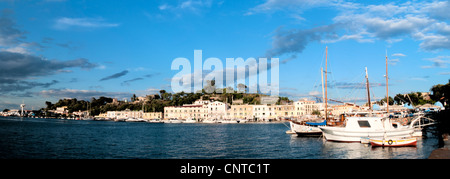 Vue panoramique du petit port de Ischia, Naples Banque D'Images