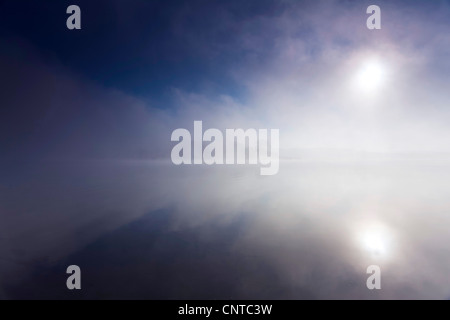 Brume du matin sur le lac de stockage Poehl, Allemagne, Saxe, Vogtlaendische Schweiz Banque D'Images