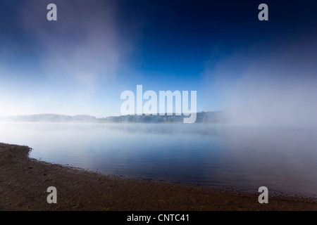 Vue depuis l'appartement rive au-dessus du lac de stockage Poehl dans la brume matinale, l'Allemagne, la Saxe, Vogtlaendische Schweiz Banque D'Images