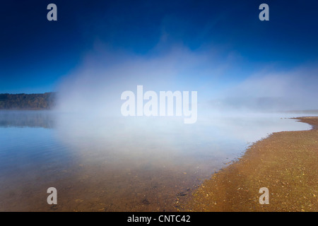 Vue depuis l'appartement rive au-dessus du lac de stockage Poehl dans la brume matinale, l'Allemagne, la Saxe, Vogtlaendische Schweiz Banque D'Images