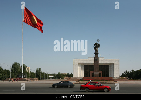 Statue d'Erkindik (Liberté) et du drapeau national kirghize Ala-Too en Square à Bichkek, au Kirghizistan. Banque D'Images