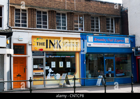 La compagnie de l'encre et Bromley Nail Express locaux dans la High Street, Bromley, Kent. Banque D'Images