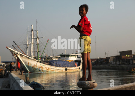 Voiliers en bois appelée 'pinisi' dans le port historique de Sunda Kelapa à Jakarta, Indonésie. Banque D'Images