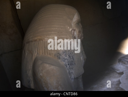 L'Égypte. Saqqara. Djoser's complexe. Le Serdab, une petite enceinte. Copie de la statue du pharaon Djoser. Banque D'Images