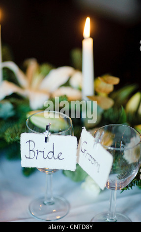 Petit-déjeuner de mariage tables de réception avec des bougies, des cadeaux, Bride and Groom lieux nom découpé aux verres à vin Banque D'Images