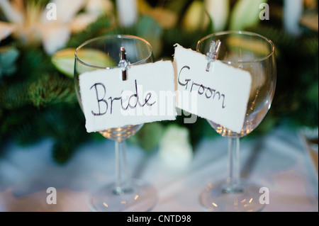 Petit-déjeuner de mariage tables de réception avec des bougies, des cadeaux, Bride and Groom lieux nom découpé aux verres à vin Banque D'Images