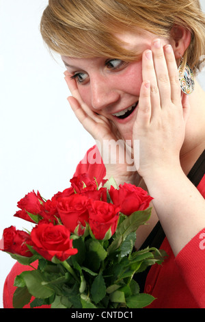 Les femmes surpris avec bouquet de roses rouges Banque D'Images