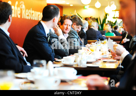 Petit-déjeuner de réseautage d'affaires. Les hommes et les femmes discutent de la réflexion et des idées d'échanger des contacts Banque D'Images