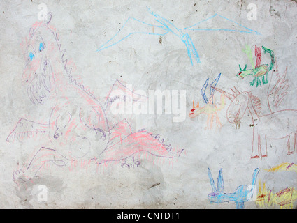 Dessin d'enfant d'un dragon sur un mur de ciment Banque D'Images