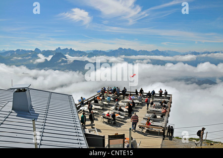 Plate-forme d'observation au sommet de la station Mont Nebelhorn rempli de visiteurs, Allemagne, Bavière, Allgaeuer Alpen Banque D'Images