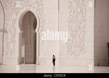 Cour de la mosquée Sheikh Zayed à Abu Dhabi, Émirats arabes unis, en Asie Banque D'Images