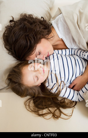 Mère et fille relaxing in bed Banque D'Images