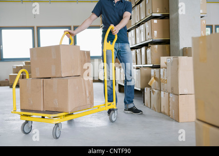 Dépôt de boîtes de carton dans l'homme storage Banque D'Images