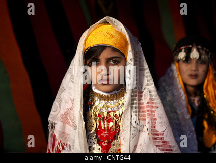 Fille de Ghadamès en Libye, vêtements touareg traditionnelle Banque D'Images