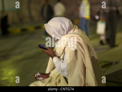 Ancien libyen la lecture de textes sur mobile, Tripoli, Libye Banque D'Images