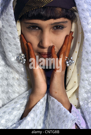 Fille de Ghadamès en Libye, vêtements touareg traditionnelle Banque D'Images