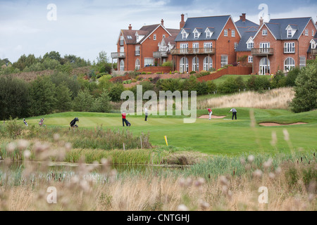 Wychwood Park Crewe Cheshire Le Nord de l'Angleterre est une communauté privée de 705 maisons réparties autour d'un golf 18 trous Banque D'Images