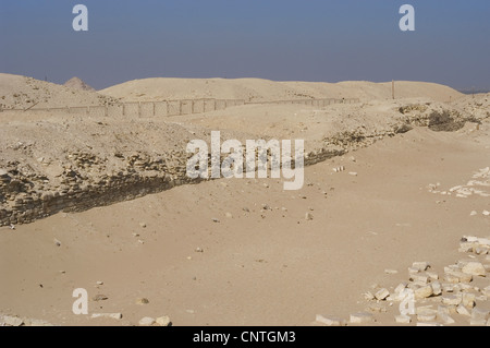 L'Égypte. Saqqara. Djoser's complexe. Murs en pierre calcaire avec 14 fausses portes et l'entrée principale. Troisième Millénaire. Vieux Royaume. Banque D'Images