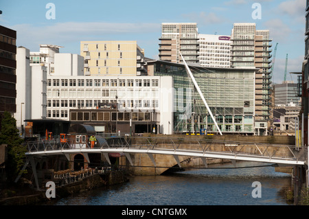 La rivière Irwell entre Salford (à gauche) et Manchester (à droite) avec la nouvelle passerelle Spinningfields en premier plan. Angleterre, Royaume-Uni Banque D'Images