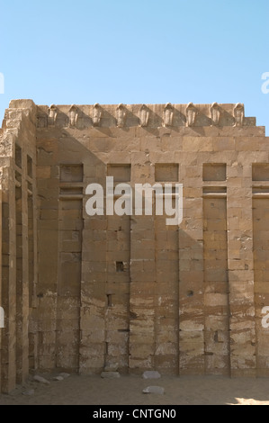 L'Égypte. Saqqara. Djoser's complexe. Murs en pierre calcaire avec 14 fausses portes et l'entrée principale. Troisième Millénaire. Vieux Royaume. Banque D'Images