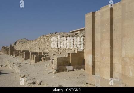 L'Égypte. Saqqara. Djoser's complexe. Murs en pierre calcaire avec 14 fausses portes et l'entrée principale. Troisième Millénaire. Vieux Royaume. Banque D'Images