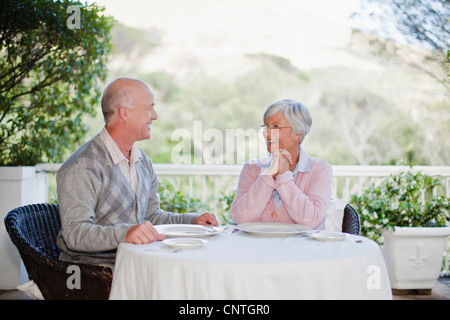 Vieux couple sitting at table outdoors Banque D'Images