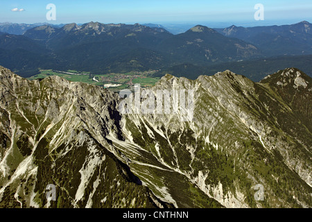 Schoettelkarspitze et petite ville Wallgau. Bischof et Krottenkopf en arrière-plan, l'Allemagne, la Bavière Banque D'Images