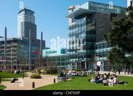 Les travailleurs et les touristes profiter de temps exceptionnellement doux en mars 2012 à MediaCityUK, Salford Quays, Manchester, Angleterre, RU Banque D'Images