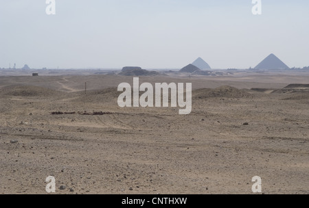 L'Égypte. Dahchour. Aperçu de la Pyramide Rouge, la pyramide rhomboïdale et la Pyramide de Sésostris III. Ancien et Moyen Empire. Banque D'Images