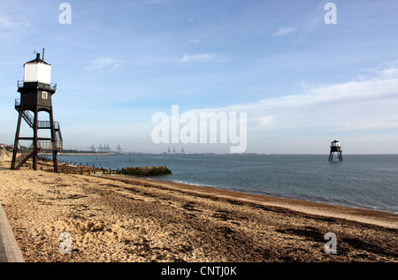 VICTORIAN PHARES SUPÉRIEURS ET INFÉRIEURS À DOVERCOURT À L'EST DE LA CÔTE D'Essex au Royaume-Uni. Banque D'Images