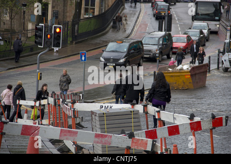 Les travaux de réfection de la rue d'Édimbourg avec un retranché sur l'article et les matériaux de construction se sont accumulés sur la route. Banque D'Images