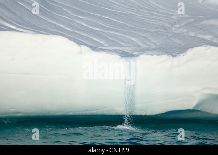 Avec iceberg waterfal, Groenland, Ammassalik, dans l'Est du Groenland, Tasiilaq Banque D'Images