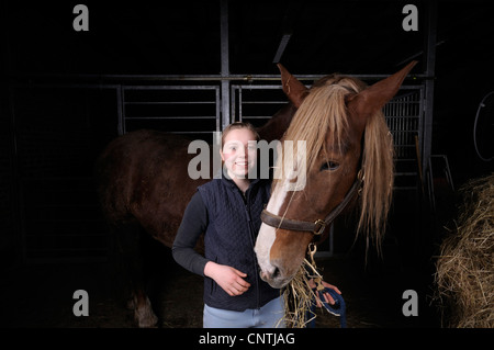 L'Allemand du sud coldblood (Equus przewalskii f. caballus), alimentation fille cheval avec du foin, de l'Allemagne Banque D'Images