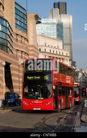 Un Alexander Dennis Enviro 400 exploité par bus Stagecoach Londres passe le long de la reine Victoria Street dans la ville de Londres Banque D'Images