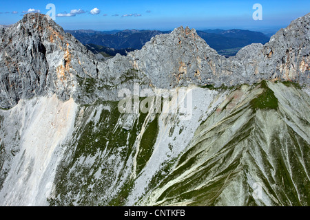 Sommets escarpés avec des traces d'érosion dans les montagnes de Wetterstein et Hinterreintalschrofen entre Teufelsgrat, Germany Banque D'Images