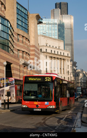 Un bus Mercedes-Benz Citaro à tablier unique exploité par Go-Ahead London sur la route 521 vient de passer dans la rue de la Banque de la reine Victoria Banque D'Images