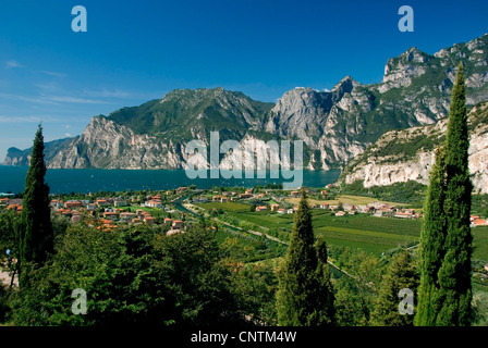 Vue sur le lac de Garde et de Torbole, Italie, Tyrol du Sud, Torbole sul Garda Banque D'Images