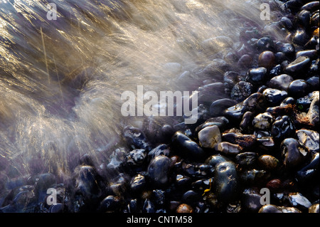 Réunion des vagues de la côte de galets, Germany, Mecklenburg-Western Pomerania, Ruegen, Parc National de Jasmund Banque D'Images