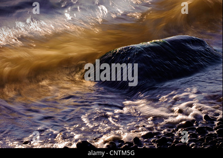 Réunion des vagues de la côte de galets, Germany, Mecklenburg-Western Pomerania, Ruegen, Parc National de Jasmund Banque D'Images