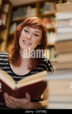 Student reading books in library Banque D'Images