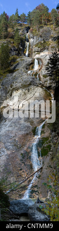 L'eau tombe dans Almbachklamm Sulzer, Allemagne, Bavière, Berchtesgaden Berchtesgadener Land, Banque D'Images