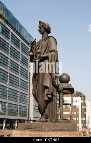 Une statue sur HOLBORN VIADUCT, dans la ville de London, dédiée à la science. Il a été faite par Farmer & Brindley. Banque D'Images