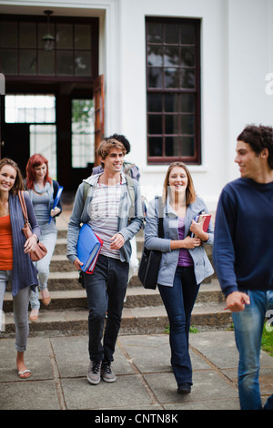 Les élèves à marcher ensemble sur le campus Banque D'Images